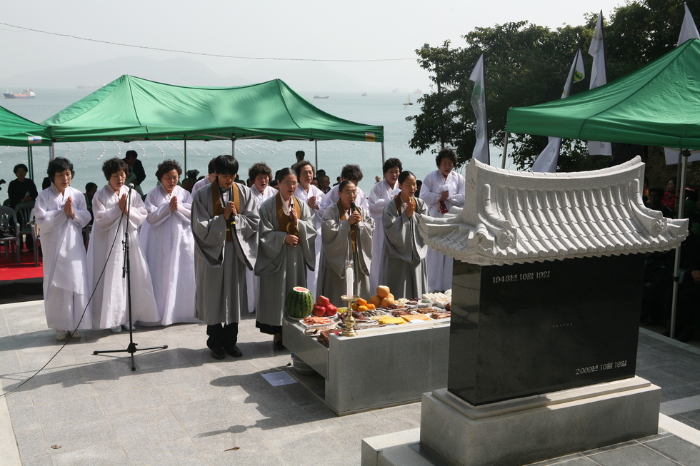 [여순사건 61주기 위령제] 단체로 추모하는 모습