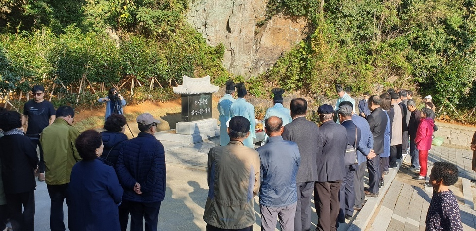 [제71주년 여순사건 희생자 합동 추념식 2019.10.19.] 여순사건 희생자위령비 에서 추념식을 진행하는 시민들의 모습