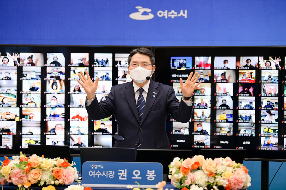 ▲ 权五俸市长在 3 月 11 日首次举办的“与召罗·栗村面市民的开放对话网络活动”中向市民献上了问候。