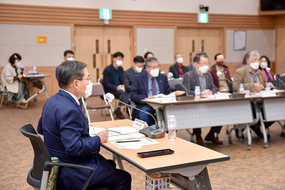 ▲ 麗水市は19日、市役所の会議室で開かれた「麗水開港100周年」記念事業実行計画の最終報告会で「人と共存する海洋複合観光拠点麗水港」ビジョンの下、中長期11つの課題と短期8つの課題が提示されたと発表した。