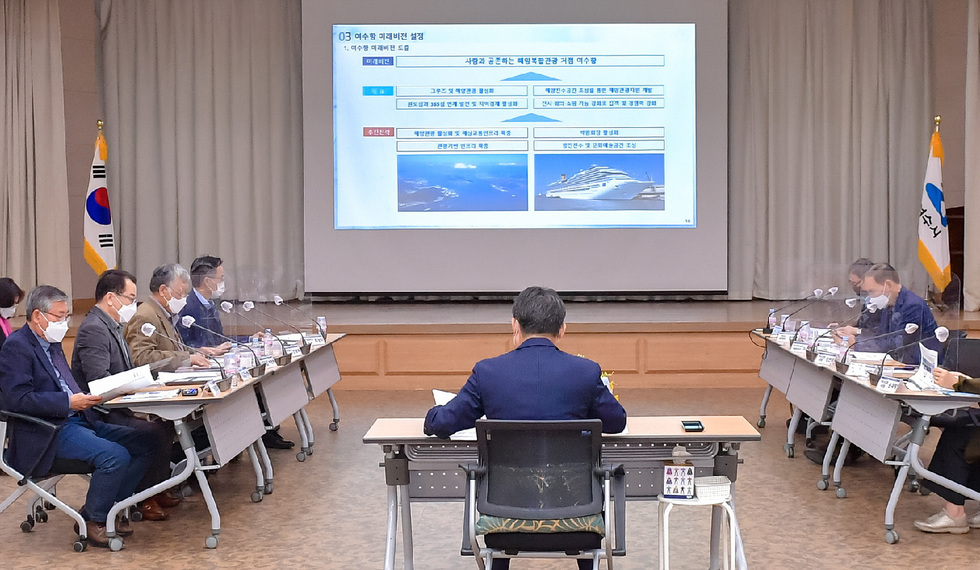 ▲ 麗水市は19日、市役所の会議室で開かれた「麗水開港100周年」記念事業実行計画の最終報告会で「人と共存する海洋複合観光拠点麗水港」ビジョンの下、中長期11つの課題と短期8つの課題が提示されたと発表した。