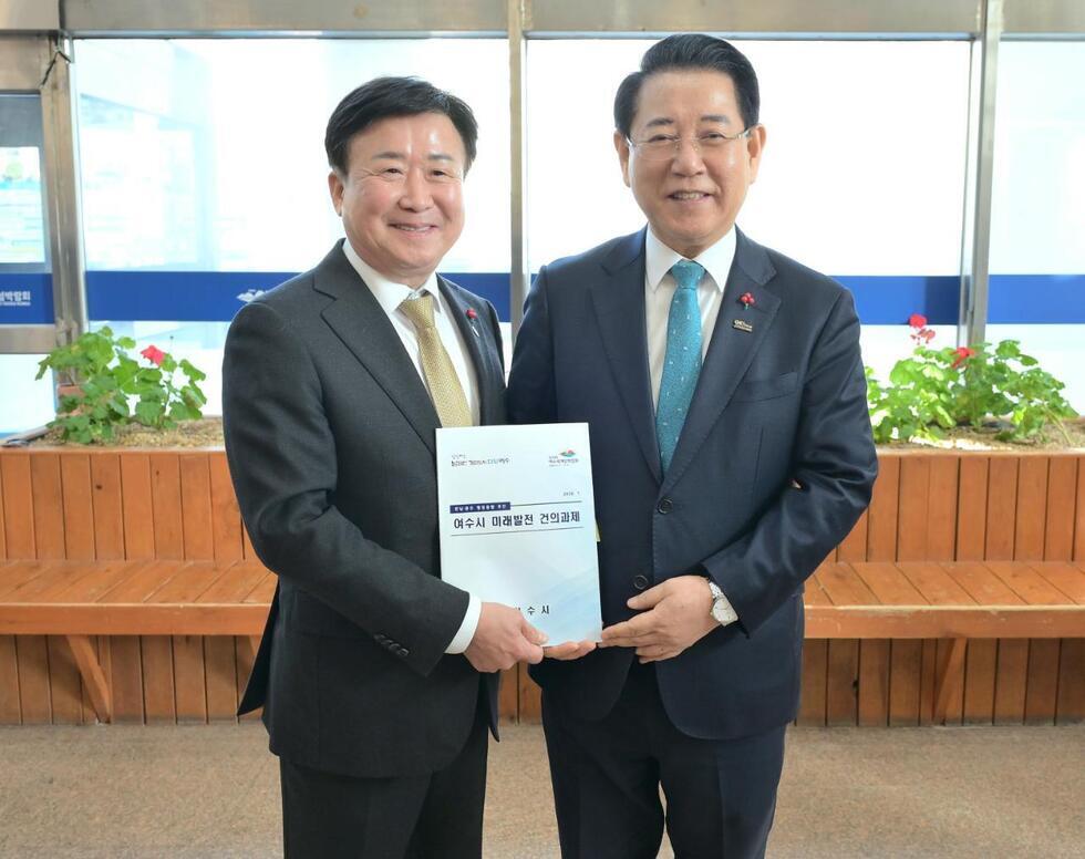 1-1 麗水市、行政統合公聴会で「麗水市の将来発展に向けた建議課題」を全羅南道知事に提出.jpg